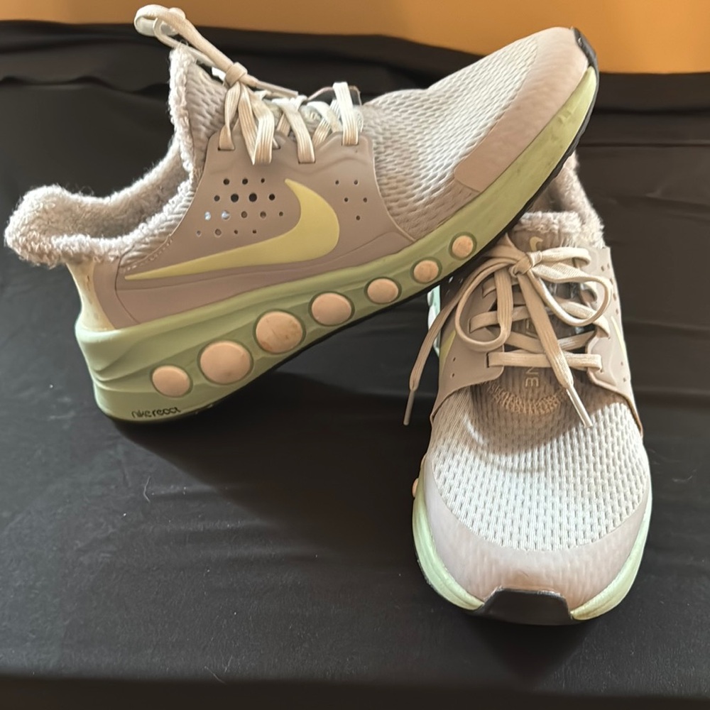 Nike CRUZR Light grey and sea foam green running shoe